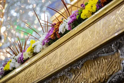 گل آرایی حرم امام حسین (ع) همزمان با ولادت امام حسن (ع) + تصاویر