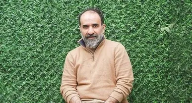 سانحه برای نویسنده معروف؛ رضا امیرخانی هنگام پرواز با پاراگلایدر دچار سانحه شد