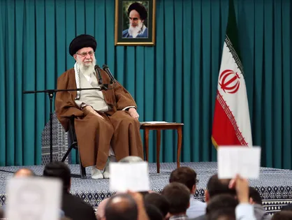 رهبر انقلاب: همه برای سلامت این جمع خدمت&zwnj;گزار دعا کنند/ ملت ایران نگران و دلواپس نباشند+فیلم