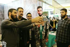 استقبال بسیج دانشجویی دانشگاه علامه طباطبایی از نو ورودی‌ها با سلفی عزت+ عکس