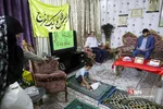 خانم کاظمی در ایام کرونا به هر مناسبتی، مراسم مولودی خانگی را در خانه اش با تعداد محدود و رعایت دستورالعمل های بهداشتی برگزار می کند.
