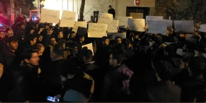 دانشجویان در مقابل سفارت سوئیس تجمع کردند / انتقام خون سپهبد سلیمانی را از آمریکا می&zwnj;گیریم