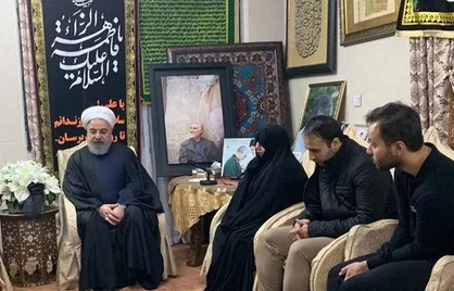 حسن روحانی در منزل شهید حاج قاسم سلیمانی حضور یافت