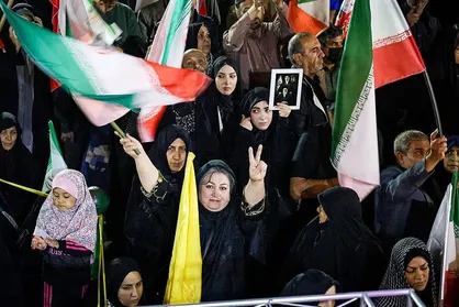 مشهد زیر باران، به وقت استغاثه امام زمان (عج) | سی&zwnj;ودومین خروش شبانه مشهدی&zwnj;ها در سنگر خیابان