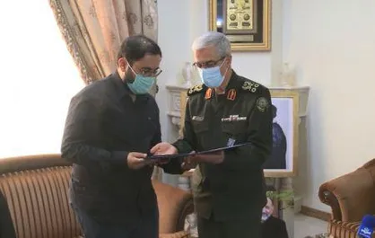 تقدیم حکم سرلشکری سردار شهید حجازی به خانواده معظم ایشان
