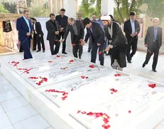 ادای احترام سرپرست دانشگاه علوم پزشکی اهواز به مقام شامخ شهدا در نخستین روز کاری