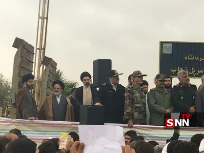 تصویر کمتر دیده شده از رهبر انقلاب در منطقه زلزله زده سر پل ذهاب