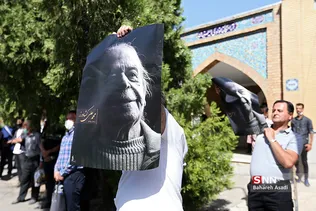 تشییع پیکر مرحوم محمدعلی کشاورز در قطعه هنرمندان