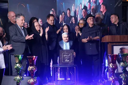 چله&zwnj;نشینی اهالی هنر برای اکبر عبدی؛ رونمایی از تندیس مرد هزارچهره سینمای ایران در شبی ماندگار