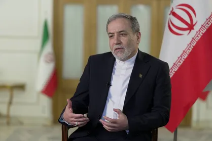 عراقچی: یکی از کار&zwnj;های سخت ما با همکاری وزارت بهداشت تامین نیاز&zwnj;های کشور در حوزه دارو و تجهیزات پزشکی و انتقال آنها به کشور بود/ تامین آنها یک مسئله بود انتقال آنها مسئله بزرگتر + فیلم