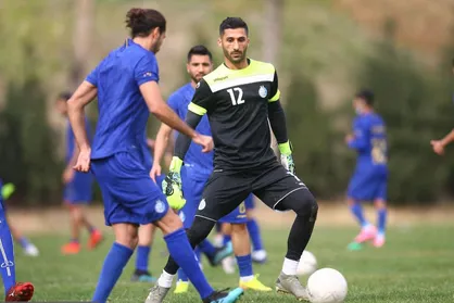 رشید مظاهری هنوز حق بازی کردن برای استقلال را ندارد