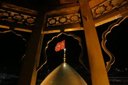 پرچم سرخ &laquo;یا حسین&raquo; بر فراز گنبد حرم بانوی کرامت به اهتزاز درآمد