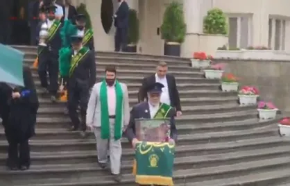 حضور خادمان حرم حضرت معصومه در جلسهٔ هیئت دولت