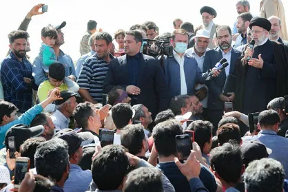 رئیسی: بعضی مسئولین از کنار مشکلات عبور می&zwnj;کنند ولی ما به قلب آن&zwnj;ها می&zwnj;زنیم/ برخی پیشنهاد کردند وقتی زاینده&zwnj;رود پرآب است به اصفهان بروم!