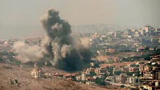 لحظه اصابت گلوله توپخانه ارتش اسرائیل به شهرک «الحنیه» در منطقه صور واقع در جنوب لبنان + فیلم