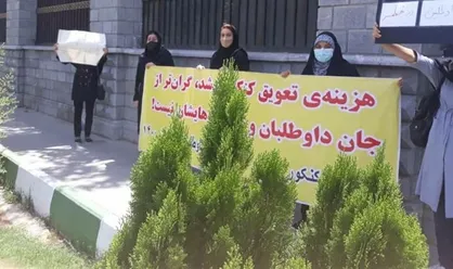 جمعی از داوطلبان کنکور کارشناسی ارشد مقابل مجلس تجمع کردند