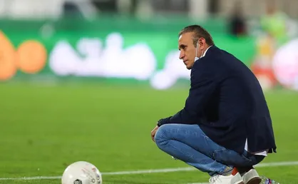 ارتباط&zwnj;گیری عجیب مربیان پرسپولیس با یحیی گل محمدی هنگام بازی + عکس