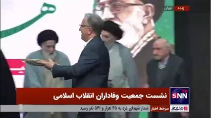بوسه حجت&zwnj;الاسلام خسروپناه به دستان آیت الله شبیری زنجانی