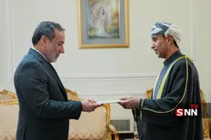 تقدیم رونوشت استوارنامه سفرای عمان و امارات به عراقچی
