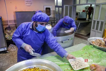 بسیج دانشجویی اردکان به توزیع ۱۰۰۰ پرس غذای گرم در بین محرومان پرداخت + تصاویر