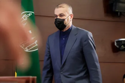 تفسیر امیرعبداللهیان از &laquo;شعار نه شرقی نه غربی&raquo;