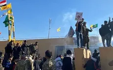 ادامه تحصن مقابل سفارت آمریکا / شلیک گاز اشک‌آور به سمت معترضان