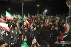 تداوم خروش مردم تهران در میدان انقلاب پس از هجده شب حماسه سازی + فیلم