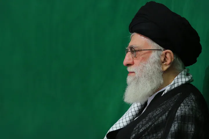 محرّم‌نامه رهبر شهید (۴)؛ «منطق و علی‌الاصول حسینی (ع)»؛ رسانه‌ای جهانی برای نجات دنیا از طغیان استکبار + فیلم