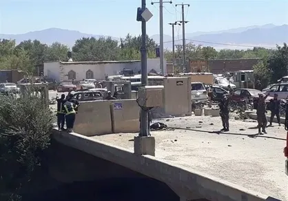 انفجارهای مهیب در نزدیکی گردهمایی انتخاباتی رئیس جمهور افغانستان / ۲۴ نفر کشته شدند