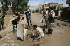 فعالیت جهادگران بسیج دانشجویی دانشگاه کردستان در پلدختر/ مشغول پاکسازی منازل مسکونی از گل و لای هستیم