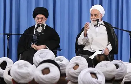 تفسیر نیم&zwnj;دقیقه&zwnj;ای حجت الاسلام قرائتی در حضور رهبر انقلاب