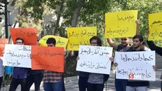 در تجمع اعتراضی دانشجویان دانشگاه تهران به سخنرانی یک طرفه روحانی چه گذشت؟ / رئیس جمهور قائل به گفتگو نیست