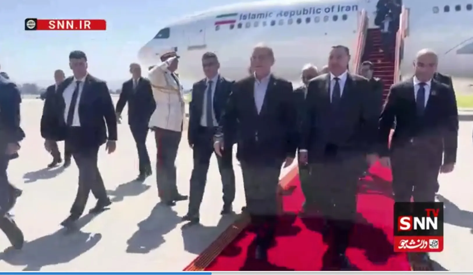 استقبال وزیر کشور الجزایر از پزشکیان در توقف کوتاه فرودگاه الجزیره + فیلم