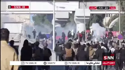 تجمع مردم مسلمان و خشمگین عراقی در مقابل سفارت آمریکا در بغداد
