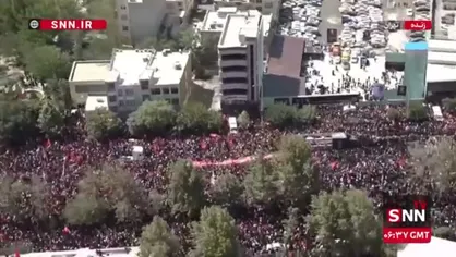 تصاویر هوایی از کاروان حامل پیکر مطهر رهبر شهید مقابل دانشگاه صنعتی شریف/ بدرقه پیکر آقای شهید در میان انبوه مردم عاشق و دلسوخته