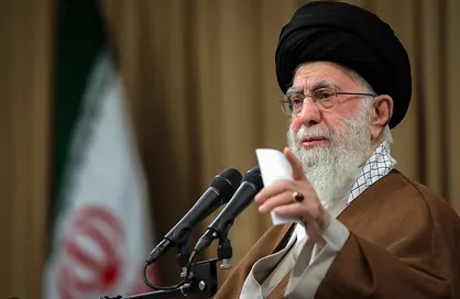 فیلم کامل بیانات رهبر انقلاب در دیدار روز گذشته دست&zwnj;اندرکاران کنگره بین&zwnj;المللی میرزای نائینی با ایشان