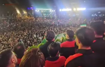 سردادن شعار &laquo;ایرانی باغیرت&raquo; در میدان انقلاب توسط مردم تهران