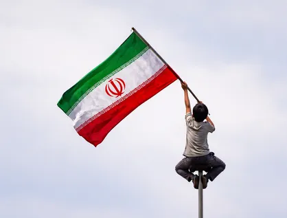 غیرت دانش آموز لرستانی روی پرچم مقدس ایران + فیلم