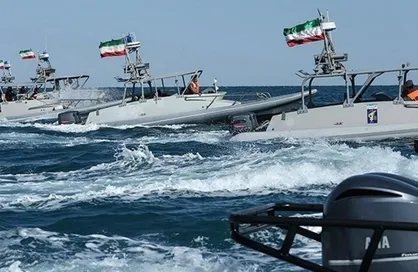 فیلم| پاسخ فارسی ناوگان ارتش آمریکا به هشدارِ پاسداران خلیج فارس