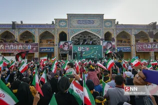 امروز در حرم مطهر شاهچراغ (ع)شوری برپا بود از جنس دانش آموزی، از جنس ذهن های جوان دهه هشتادی !