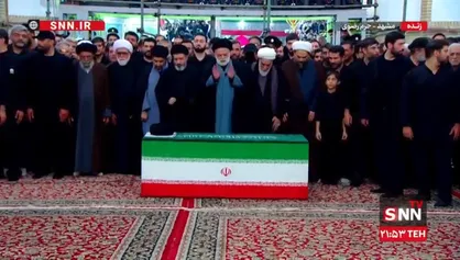 اقامه نماز بر پیکر رهبر شهید انقلاب توسط فرزند ارشد ایشان+فیلم
