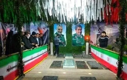 دانشجویان بسیجی دانشگاه آزاد گلزار شهدای کرمان را گندزدایی می&zwnj;کنند