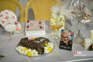 یک زوج شیرازی همزمان با فرارسیدن 22 اسفندماه، سالروز گرامیداشت مقام شهدا، آغاز زندگی مشترک خود را در جوار مزار شهدای گمنام گلزار شهدای این شهر جشن گرفتند.