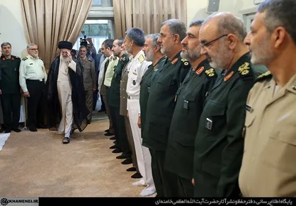 فیلم/ همه خوبان جمعند؛ لحظاتی از دیدار فرماندهان شهید سلامی، حاجی&zwnj;زاده و کاظمی با رهبر معظم انقلاب