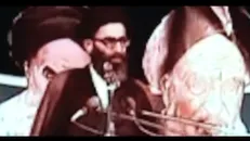 سخنرانی کمتر دیده شده رهبر انقلاب در مقابل لانه جاسوسی درباره علل تسخیر سفارت آمریکا در ۱۳ آبان ۱۳۵۸ + فیلم