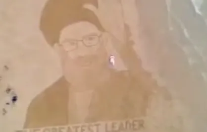 طراحی شنی چهرۀ رهبر شهید روی ساحل