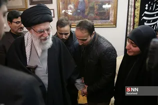 حضور رهبر معظم انقلاب اسلامی در منزل سردار شهید سپهبد سلیمانی