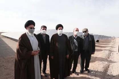 آیت الله رئیسی: یزد، منطقه مناسبی برای توسعه مزارع تولید انرژی خورشیدی است