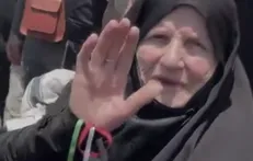 مادر بزرگ ۱۰۰ ساله حاضر در تشییع پیکر رهبر شهید: این ملت را خدا دعوت کرده...