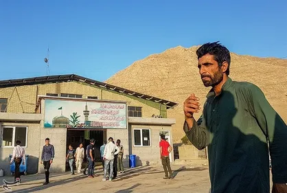 گزارشی از قلب اردوگاه مهاجران در تهران/ افغانستانی&zwnj;ها برای ترک ایران صف کشیدند+عکس